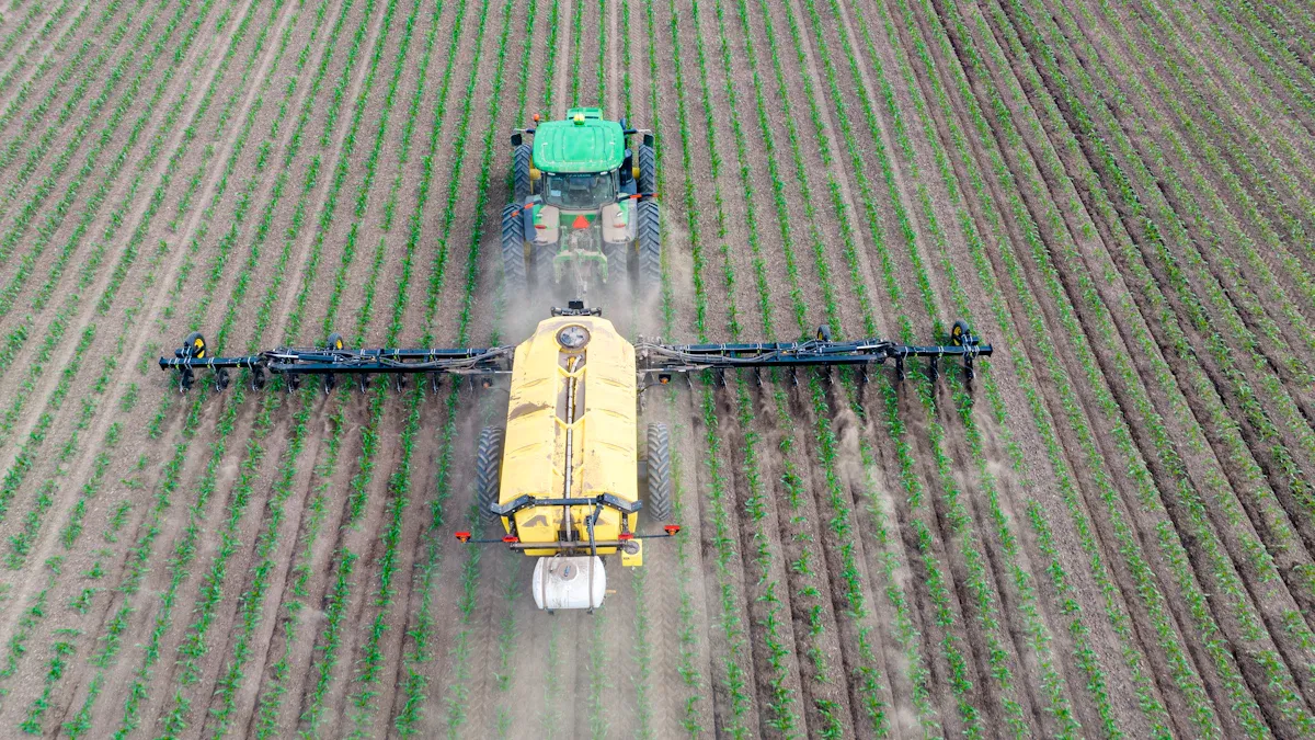 Pulv&eacute;risateur &agrave; fl&egrave;che pour tracteur